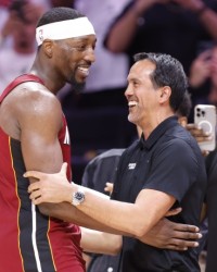 致敬科比时也请尊重阿德巴约~美媒：科比也是打弱队&amp;有刷数据嫌疑