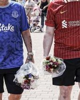 埃弗顿球迷和利物浦球迷一起在安菲尔德献花纪念若塔