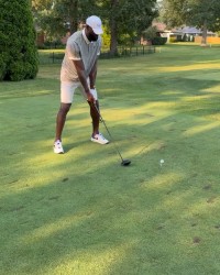 星空体育APP-詹姆斯晒自己打高尔夫 库里评论：欢迎加入 我们一直在等你🙌